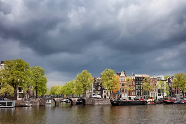 Городской пейзаж Амстердама в Голландии — стоковое фото