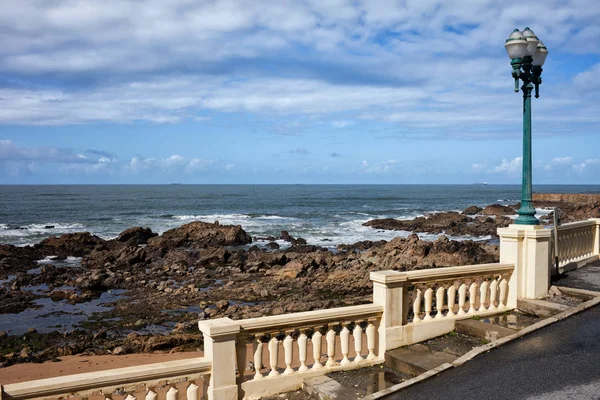 Oceanen kusten med balustrad och gatlykta — Stockfoto