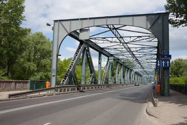 Rue sur le pont Jozef Pilsudski à Torun — Photo