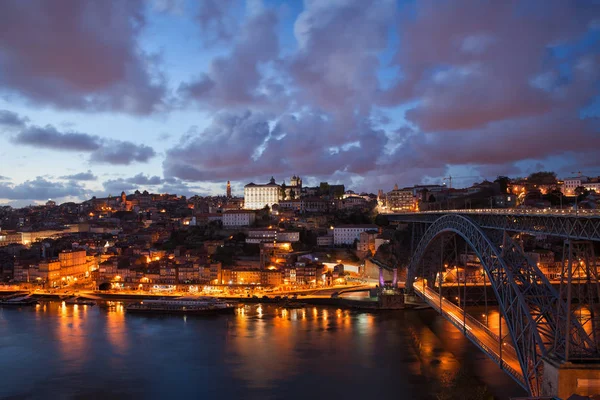 Ciudad de Oporto al anochecer en Portugal — Foto de Stock