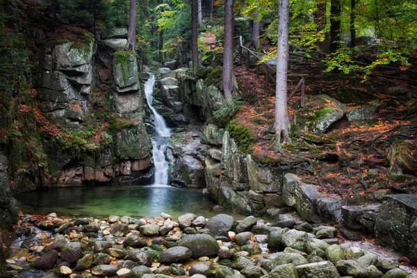 Cascada en el bosque de otoño de las montañas de Karkonosze — Foto de Stock