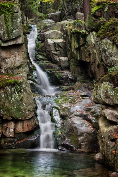 Cascada en las montañas de Karkonosze en Polonia — Foto de Stock