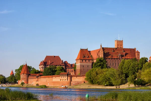 Κάστρο του Malbork στον ποταμό Nogat στην Πολωνία — Φωτογραφία Αρχείου