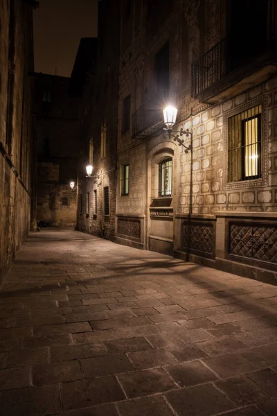 Karanlık sokakta Barselona Gothic Quarter — Stok fotoğraf