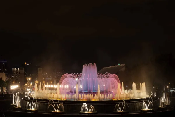 Magische fontein in de nacht in Barcelona — Stockfoto