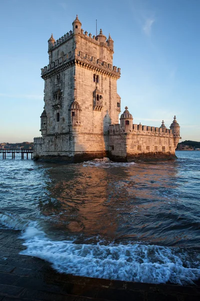 Belem-Turm bei Sonnenuntergang in Lissabon — Stockfoto