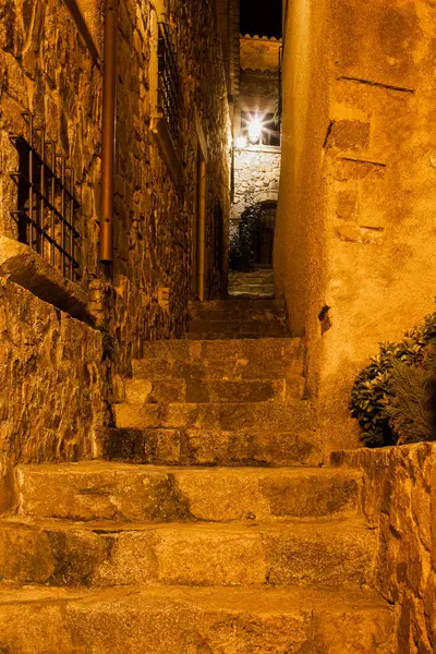 Escadaria medieval à noite em Tossa de Mar — Fotografia de Stock