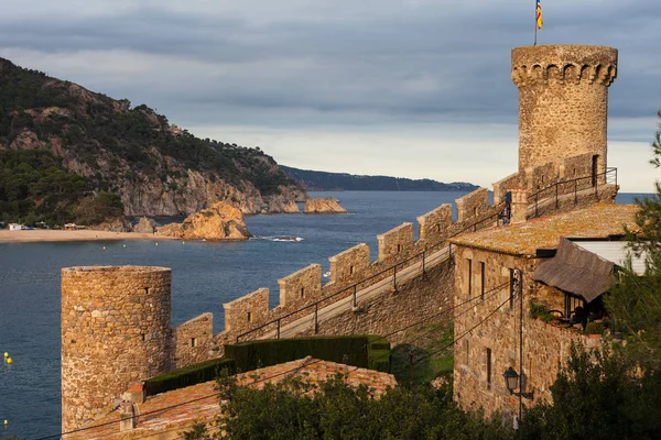 Torn och bröstvärn i Tossa de Mar — Stockfoto