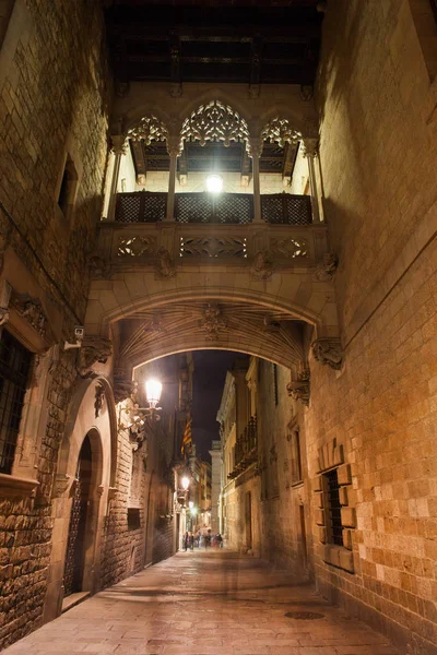 Carrer del Bisbe Street at Night in Barcelona — Stockfoto