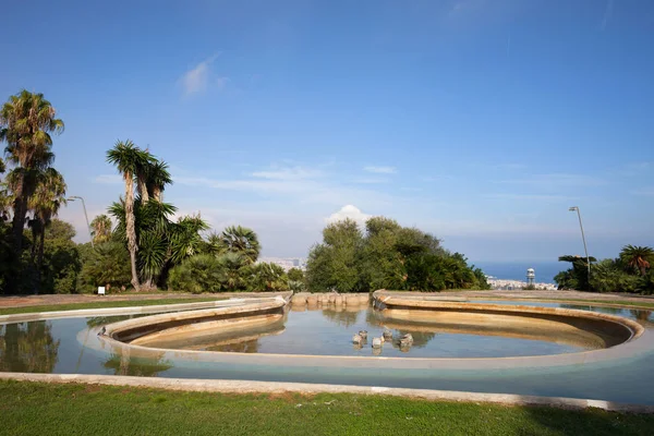 Teich am montjuic hill park in barcelona — Stockfoto