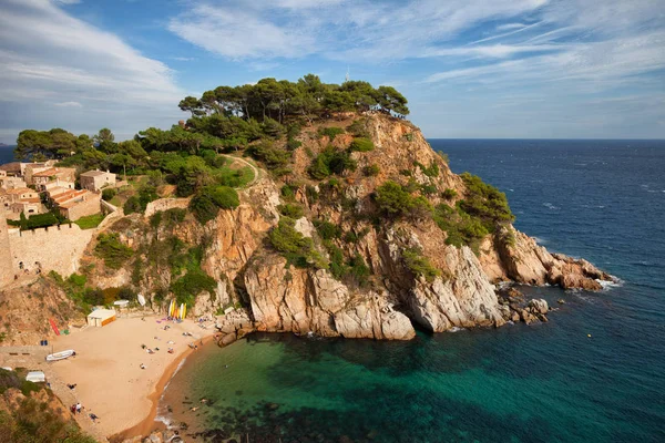 Tossa de Mar Beach och klippa i Spanien — Stockfoto