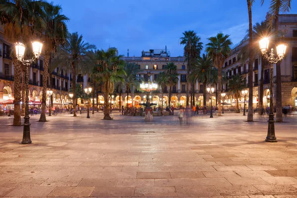 Placa Reial i Barcelona om natten – stockfoto