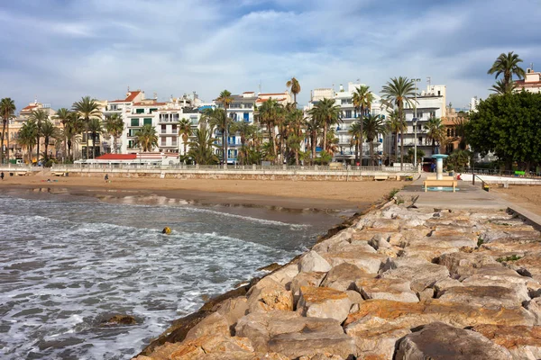 Panoramę miasta Sitges i molo morze w Hiszpanii — Zdjęcie stockowe