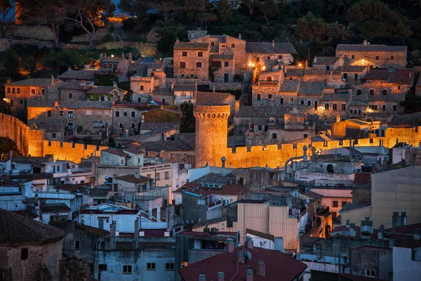 Medeltida gamla staden Tossa de Mar på natten — Stockfoto