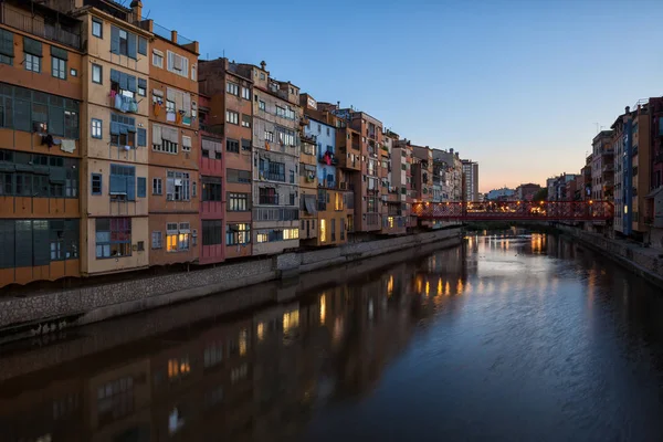 Gironan kaupunki Twilightissa — kuvapankkivalokuva