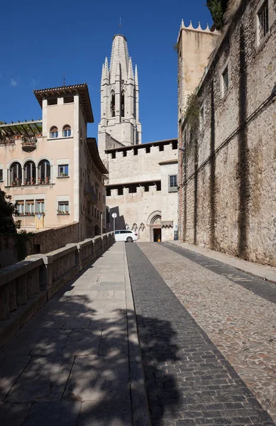 Straße und Basilika von Sant Feliu in Girona — Stockfoto