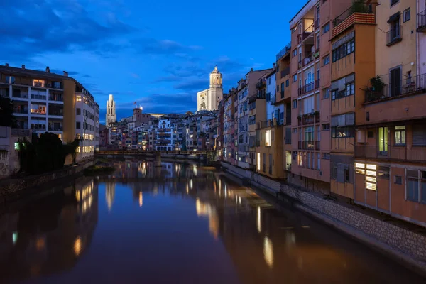 Stadt Girona bei Nacht — Stockfoto