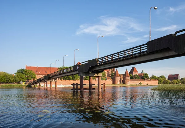 Pont sur la rivière Nogat au château de Malbork — Photo