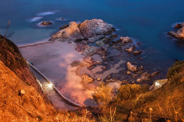 Costa Brava plaj ve deniz kıyısında gece — Stok fotoğraf