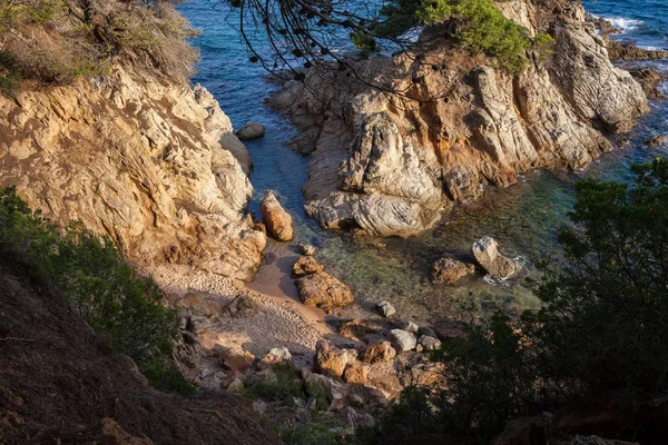 Pequena praia escondida acolhedora no Mar Mediterrâneo — Fotografia de Stock