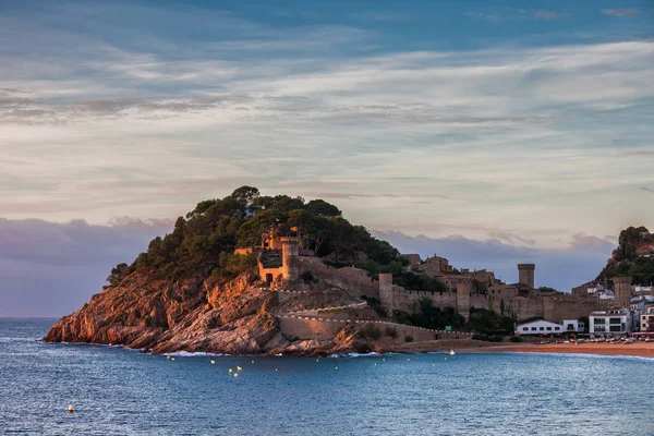 Tossa de Mar Town bij zonsondergang — Stockfoto