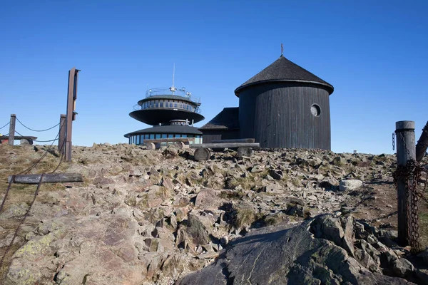 Schutzhütte und Kapelle auf dem Berg Snieznka — Stockfoto