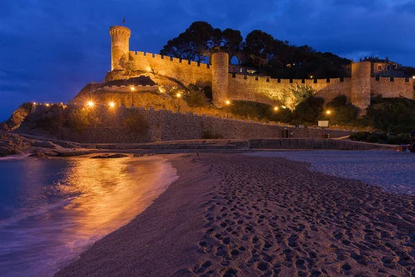 Tossa de Mar Castle en strand bij nacht — Stockfoto