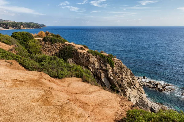 З вершини скелі точки зору тераса на Середземному морі — стокове фото