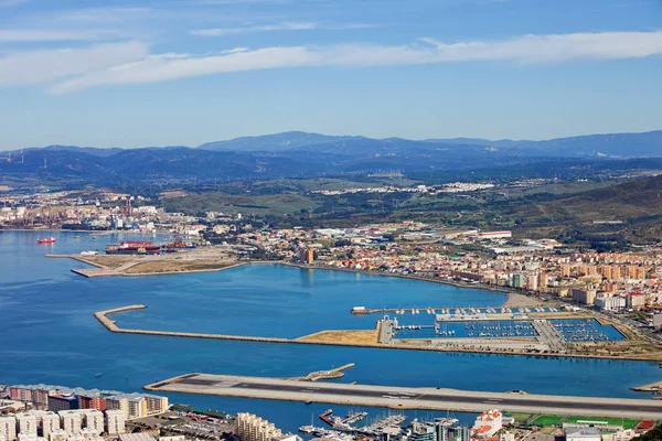 Гібралтар-Бей і Ла Linea місто в Іспанії — стокове фото