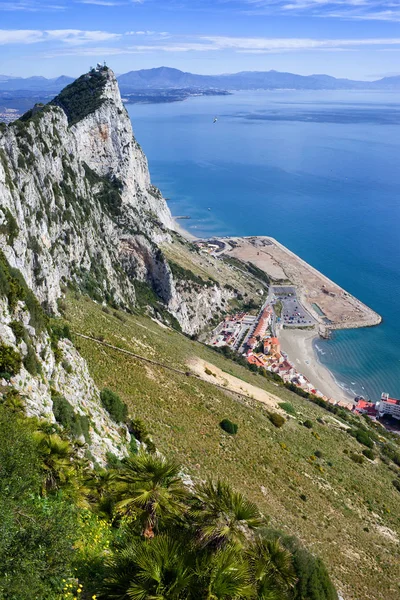 Roccia di Gibilterra Discesa sul Mar Mediterraneo — Foto Stock