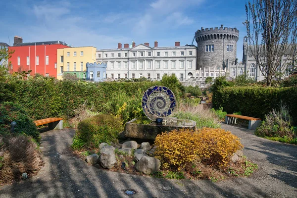 Het kasteel van Dublin uit Dubh Linn tuinen — Stockfoto