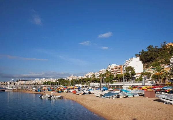 Blanes stranden med motorbåtar och kajaker — Stockfoto