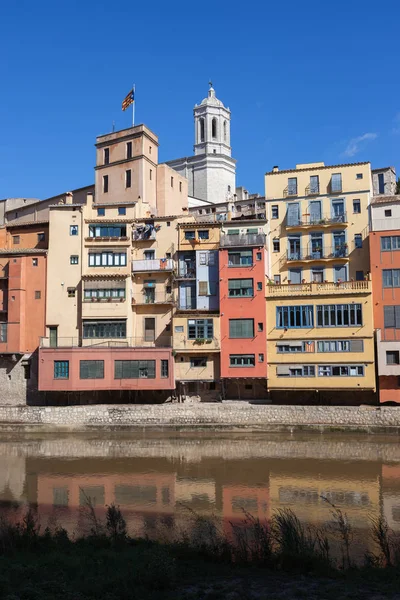 Riverside huizen in oude stad Girona — Stockfoto