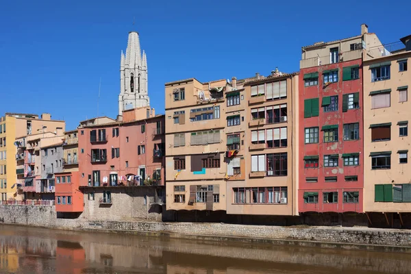 Girona oude herenhuizen langs de rivier — Stockfoto