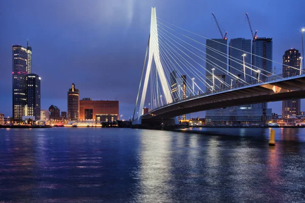 Centrum panorama města Rotterdam v noci — Stock fotografie