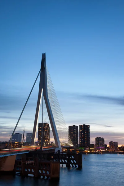 Rotterdam City i skymningen — Stockfoto