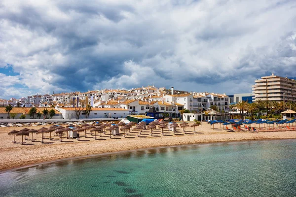 Praia da Costa del Sol em Puerto Banus, Espanha — Fotografia de Stock