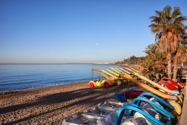 Praia com bicicletas de água em Marbella — Fotografia de Stock