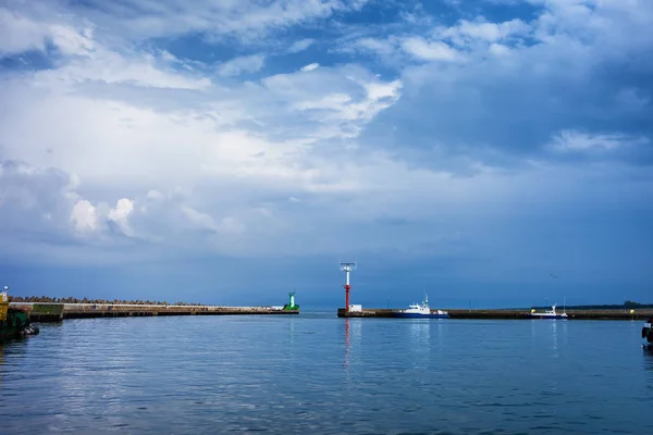 Wladyslawowo bağlantı noktası Piers çıkmak için Baltık Denizi ile — Stok fotoğraf