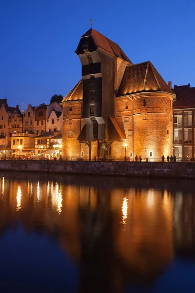 Kranen i gamla stan i Gdansk på natten — Stockfoto