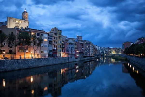 Město Girona za soumraku — Stock fotografie