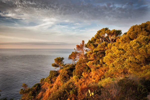Costa Brava Küste in Spanien bei Sonnenaufgang — Stockfoto