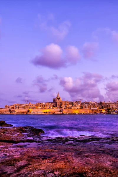 Valletta Skyline Från Manoel Island I skymningen — Stockfoto