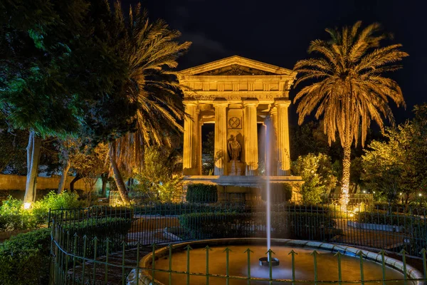 Nedre Barrakka Gardens på natten i Valletta — Stockfoto