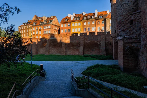 Старый город в Варшаве на закате — стоковое фото