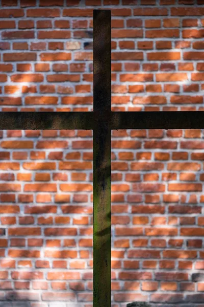 Christian Cross proti cihlové zdi — Stock fotografie