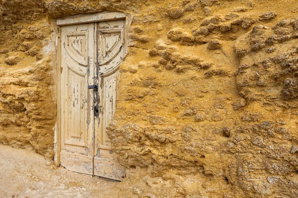 Felsen mit alten Holztüren — Stockfoto