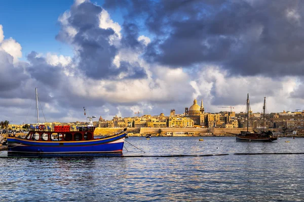 Valletta City Skyline bij zonsondergang in Malta — Stockfoto