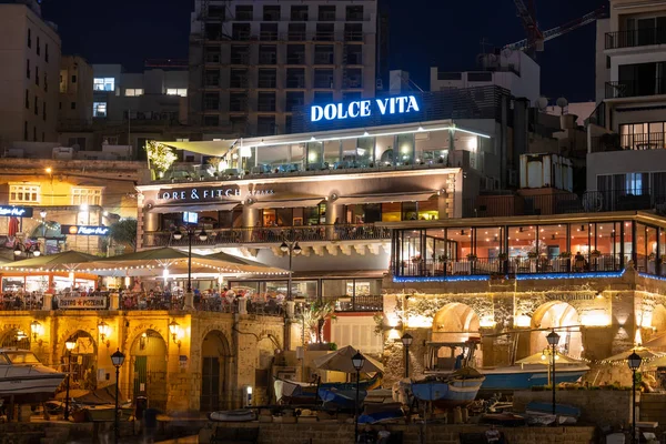夜はマルタにある聖ジュリアンタウンのレストラン — ストック写真