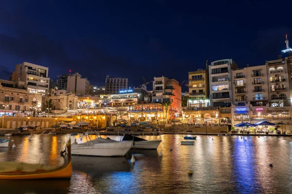 Сент-Джулиан и Пасевилль ночью на Мальте — стоковое фото